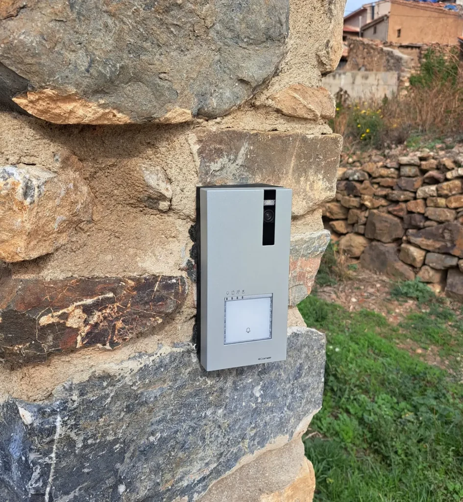 Pieza técnica funcional impresa en 3D instalada en una fachada de piedra