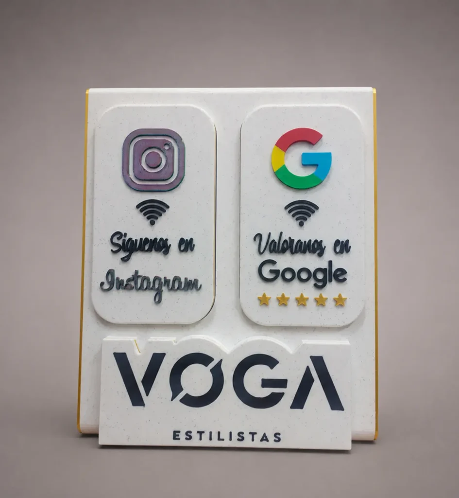 Expositor retail personalizado con iconos de redes sociales para punto de venta
