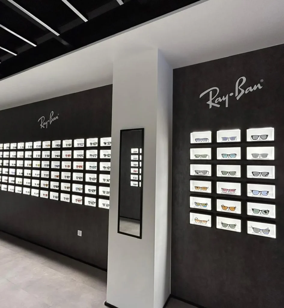 Mobiliario y panel de pared con formas especiales para tienda Ray-Ban