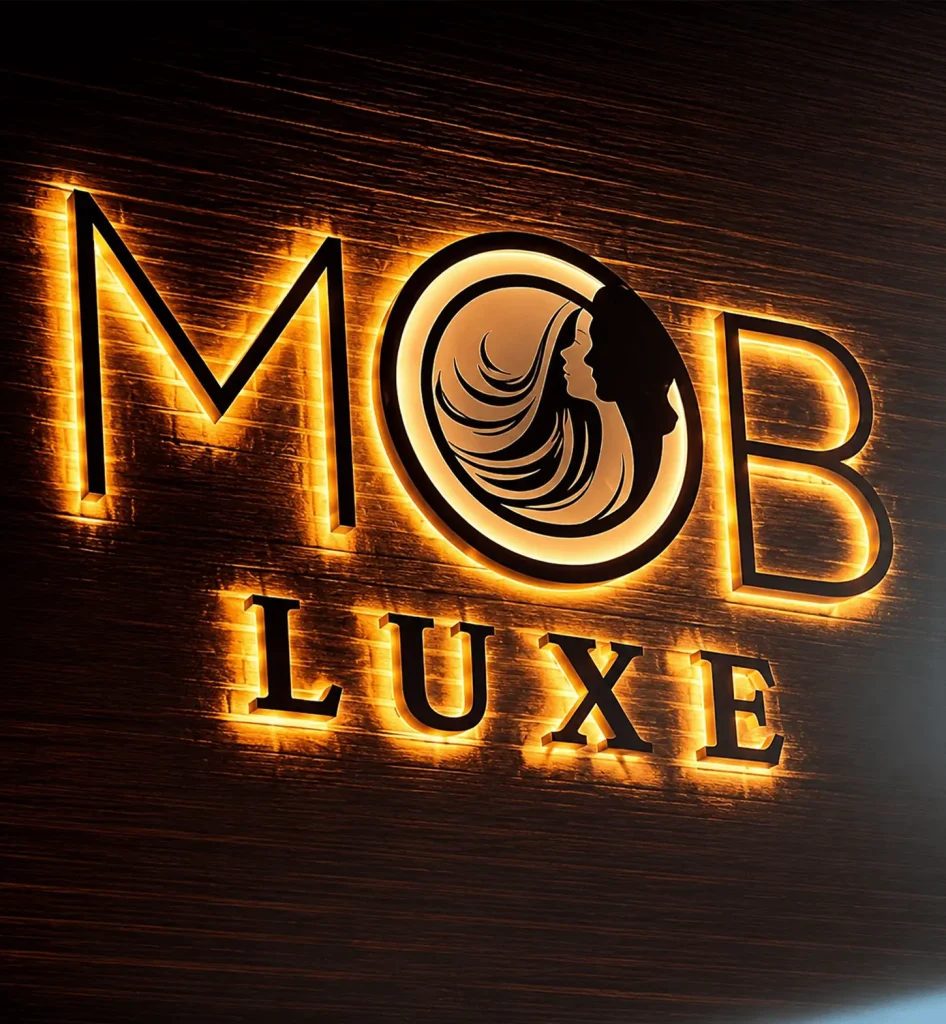 Letrero personalizado iluminado con acabado de madera para marca Mob Luxe