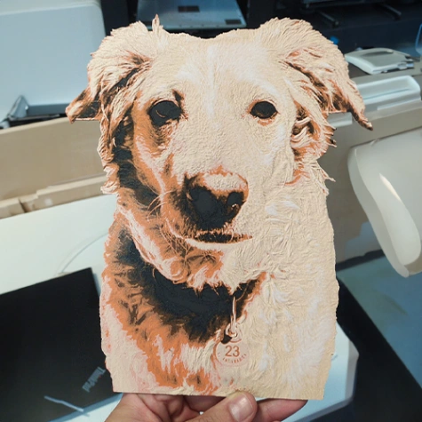Fotografía de perro transformada en relieve 3D sobre madera