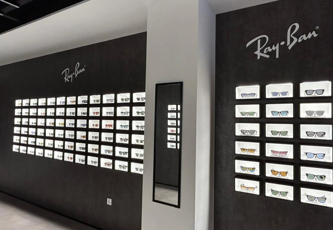 Expositor iluminado a medida mostrando gafas en tienda de óptica