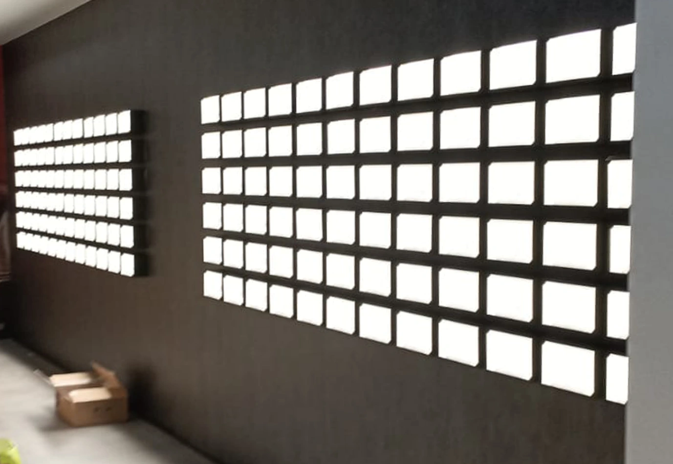 Expositor iluminado a medida mostrando gafas en tienda de óptica