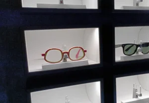 Gafas en un expositor a medida