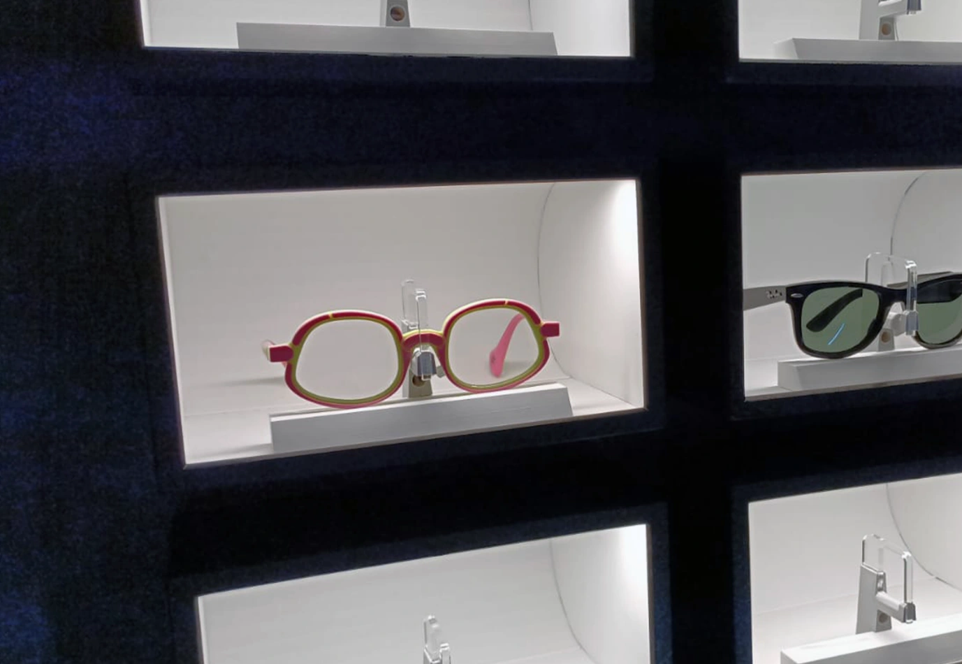 Gafas en un expositor a medida